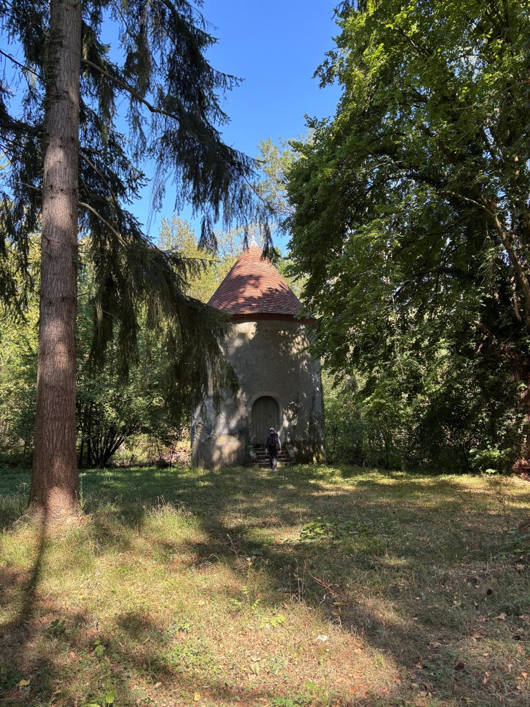 Photo prise lors d'une randonnée de l'association, montrant un petit bâtiment