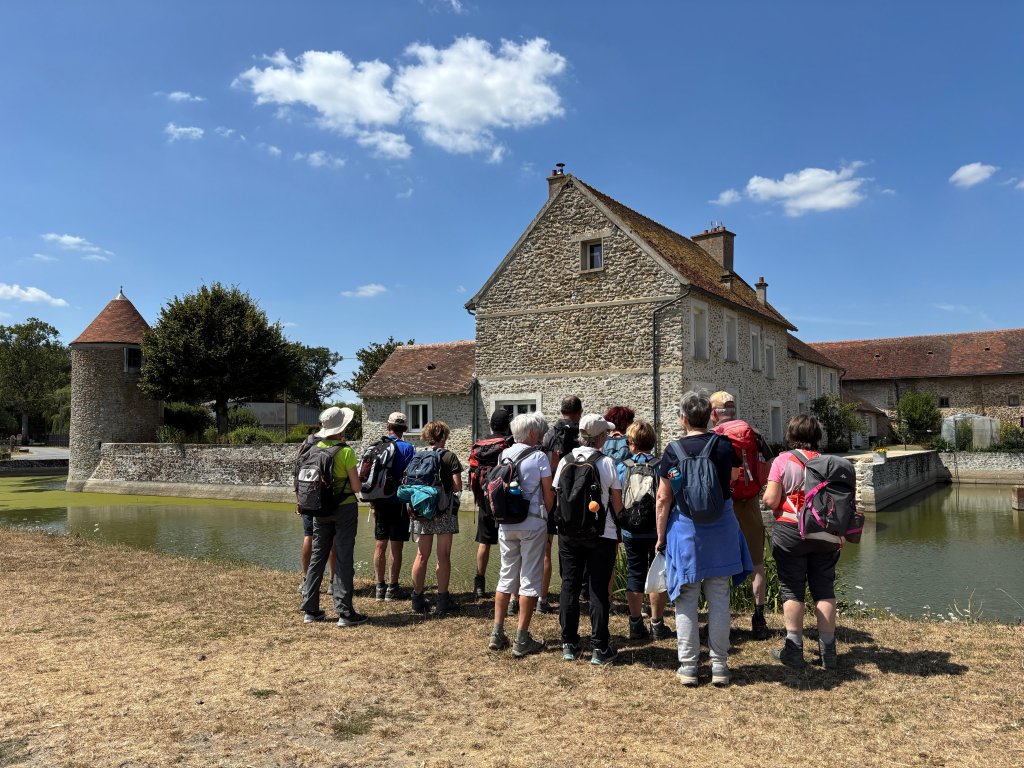 Photo de groupe devant des bâtiments et des douves