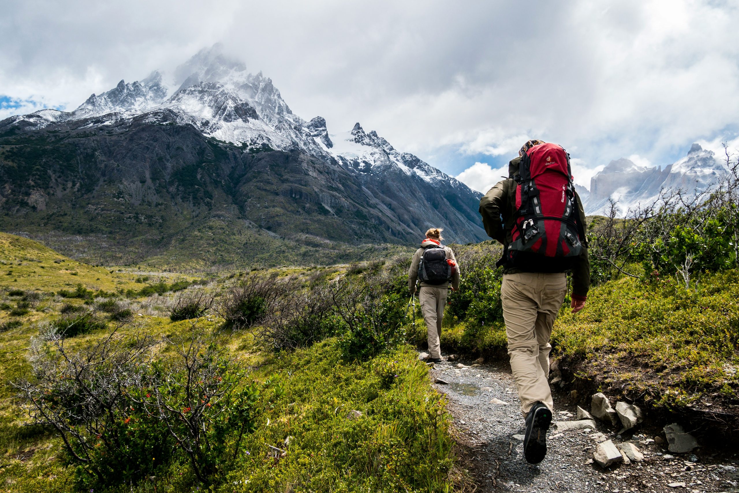 Deux personnes en pleine randonnée en montagne